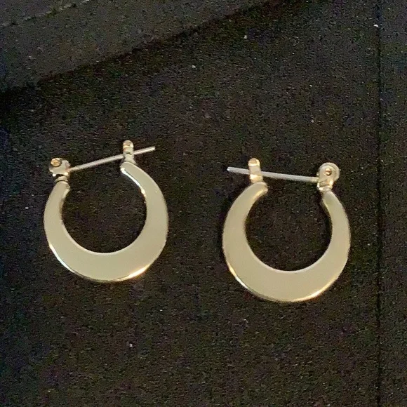 Cute Pixie Earrings - Picture 5 of 6